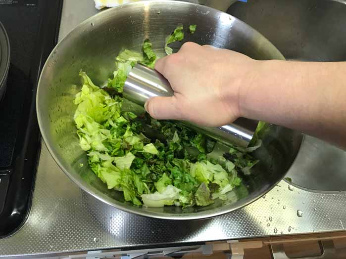 サラダチョッパーは野菜に押し込むようにして使う