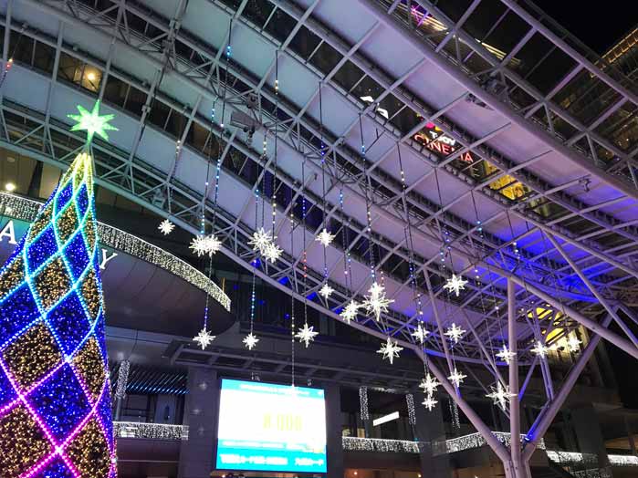 博多駅前の広場天井には星が吊るされてる