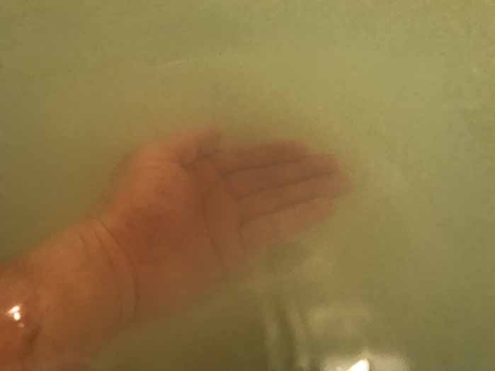 湯の素は手が薄く透き通るくらい濁る